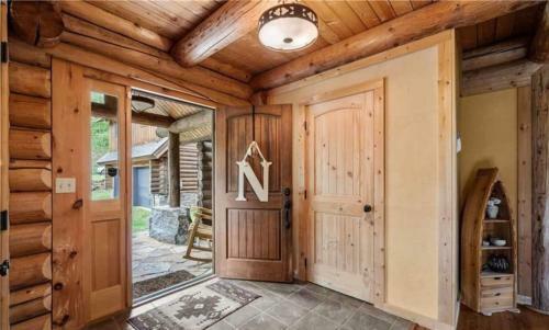 Luxury Log 7bed/6.5bath Cabin: Theater, Game Room, 7 Acres!