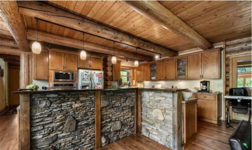 Luxury Log 7bed/6.5bath Cabin: Theater, Game Room, 7 Acres!