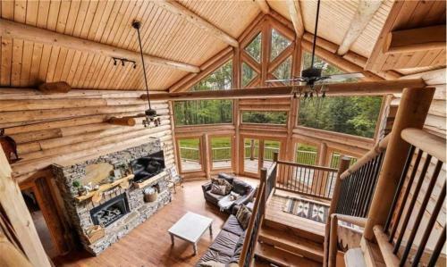 Luxury Log 7bed/6.5bath Cabin: Theater, Game Room, 7 Acres!