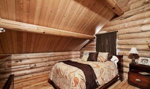 Luxury Log 7bed/6.5bath Cabin: Theater, Game Room, 7 Acres!