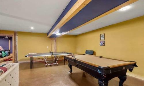 Luxury Log 7bed/6.5bath Cabin: Theater, Game Room, 7 Acres!