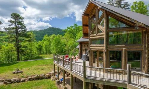 Luxury Log 7bed/6.5bath Cabin: Theater, Game Room, 7 Acres!