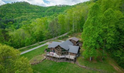 Luxury Log 7bed/6.5bath Cabin: Theater, Game Room, 7 Acres!