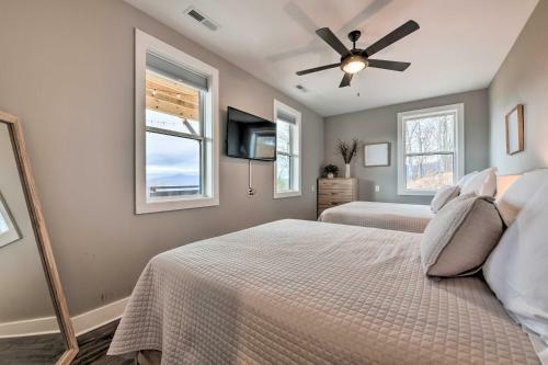 Scenic Hillside Cabin In Sylva With Hot Tub!