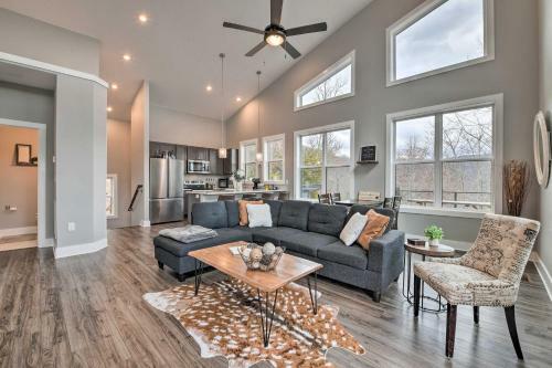 Scenic Hillside Cabin In Sylva With Hot Tub!