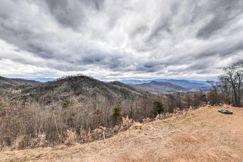 Scenic Hillside Cabin In Sylva With Hot Tub!