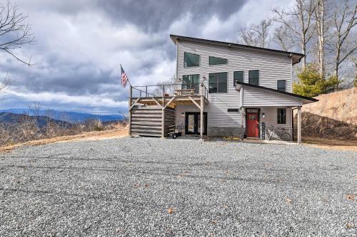 Scenic Hillside Cabin In Sylva With Hot Tub!