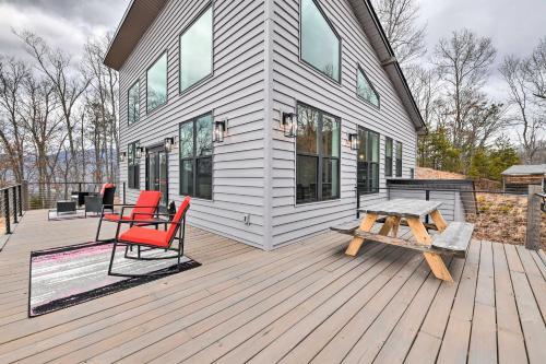 Scenic Hillside Cabin In Sylva With Hot Tub!