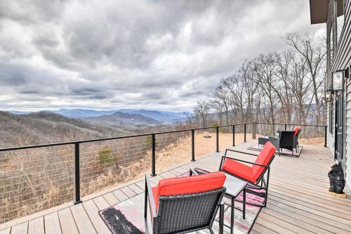 Scenic Hillside Cabin In Sylva With Hot Tub!