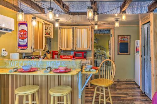 The Country Cottage In Union Mills With Pool!