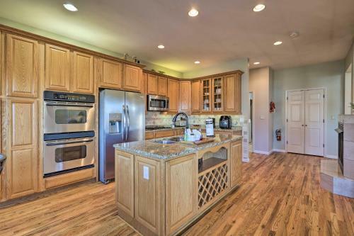 Classy Home With Hot Tub And Mt Jefferson Views!