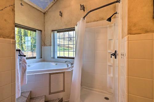 Classy Home With Hot Tub And Mt Jefferson Views!