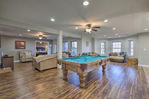 Classy Home With Hot Tub And Mt Jefferson Views!