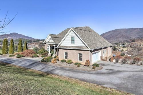 Classy Home With Hot Tub And Mt Jefferson Views!