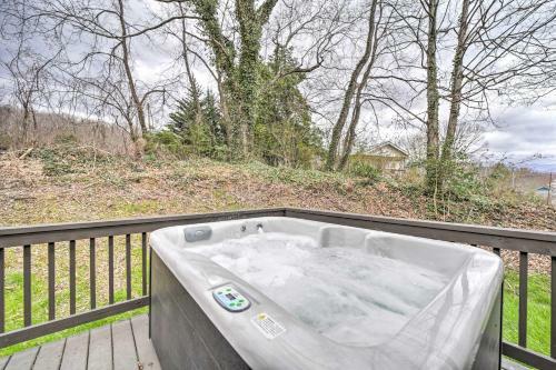 Walk To Downtown! Newly Built Home With Hot Tub