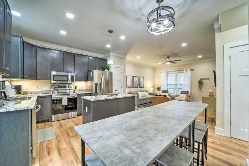 Walk To Downtown! Newly Built Home With Hot Tub