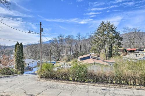 Walk To Downtown! Newly Built Home With Hot Tub