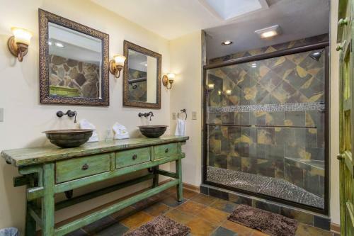 Newly Listed! Rustic Mountain Getaway Cabin In Waynesville, Nc