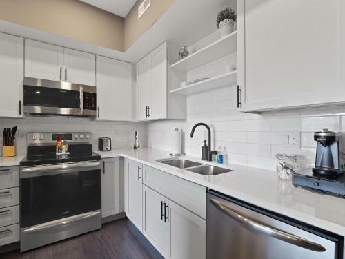 Luxury Condo Minutes From Downtown B4