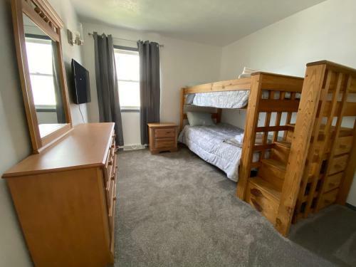 Cozy 5br Direct Lake Access Minutes From The Strip