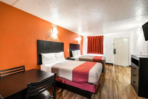 Motel New Six Inn And Suites