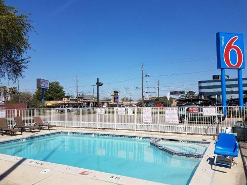 Motel New Six Inn And Suites