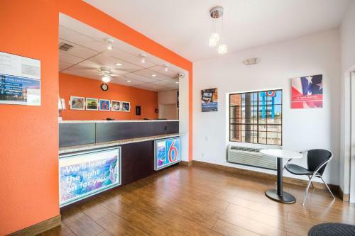 Motel New Six Inn And Suites