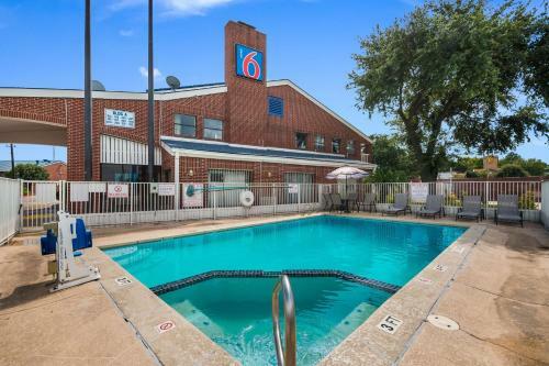 Motel New Six Inn And Suites
