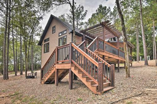 Modern Cabin With Spacious Deck, Bbq, And Pergola!