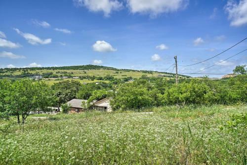 Enchanting Hilltop Cottage In Medicine Park!
