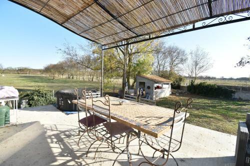 Mas Typique En Pleine Camargue