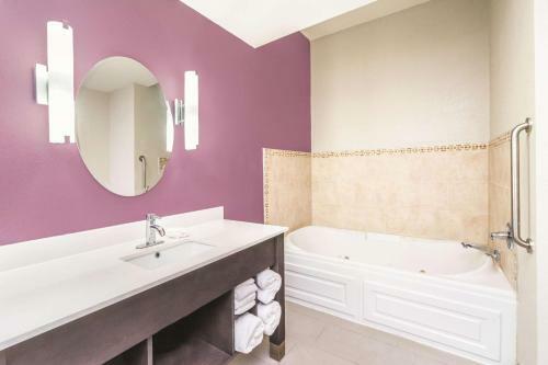 Hotel Country Inn & Suites Loudon