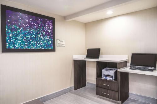 Hotel Country Inn & Suites Loudon