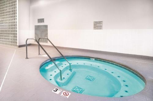 Hotel Country Inn & Suites Loudon