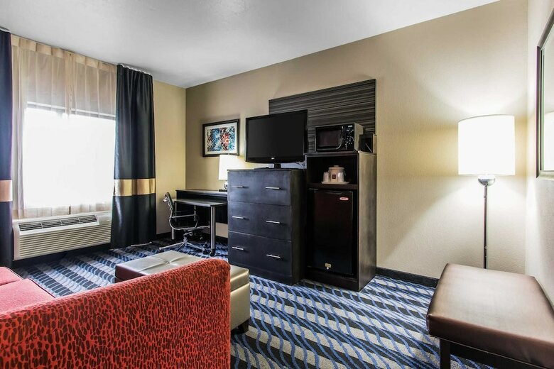 Hotel Comfort Suites Airport On Meridian