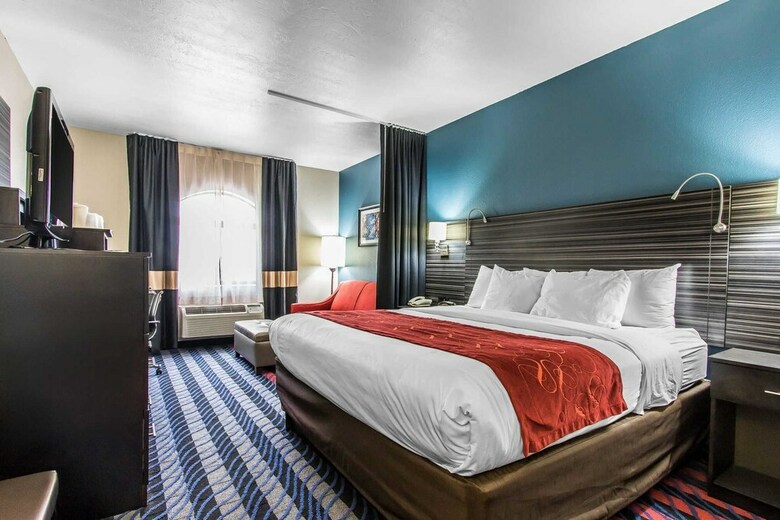 Hotel Comfort Suites Airport On Meridian