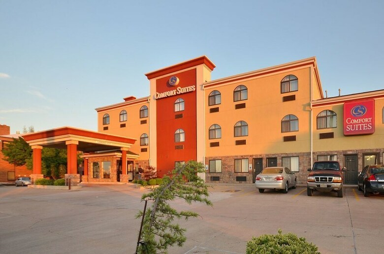 Hotel Comfort Suites Airport On Meridian