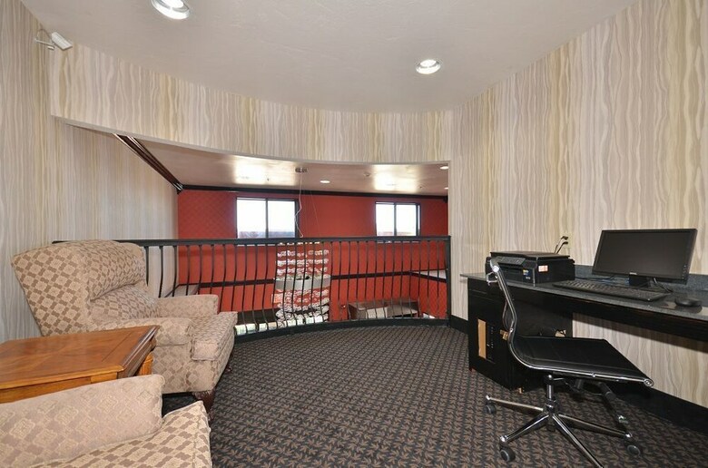 Hotel Comfort Suites Airport On Meridian