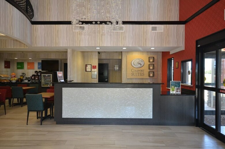 Hotel Comfort Suites Airport On Meridian
