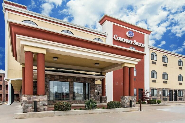 Hotel Comfort Suites Airport On Meridian