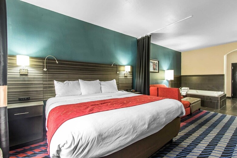 Hotel Comfort Suites Airport On Meridian