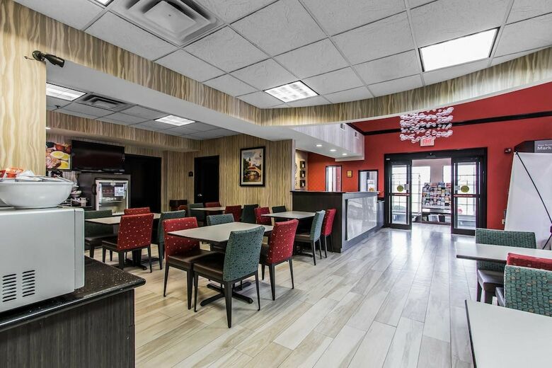 Hotel Comfort Suites Airport On Meridian