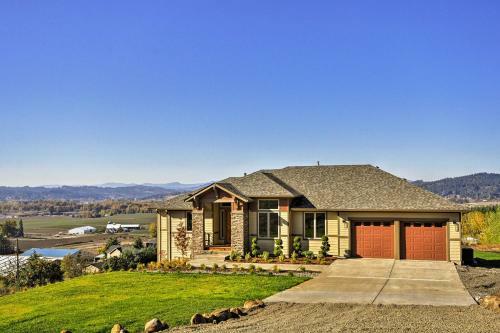 Chic Willamette Valley Home With Deck And Vineyard