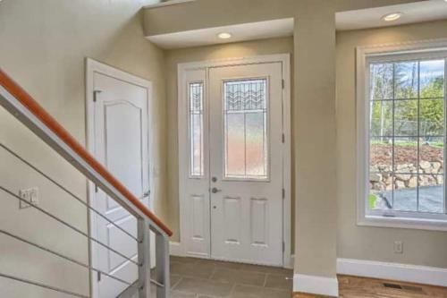 Newer Modern Contemporary On 1/2 Acre - Nice