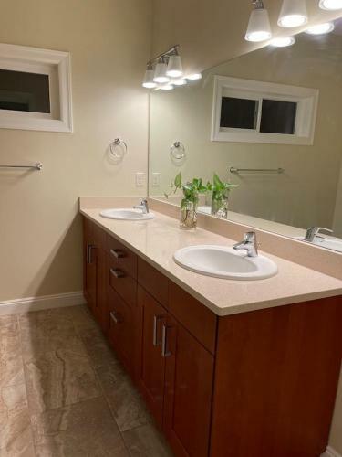 Newer Modern Contemporary On 1/2 Acre - Nice
