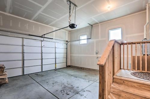 Redmond Family Home With Backyard And Fire Pit!