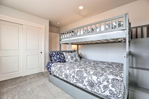 Redmond Family Home With Backyard And Fire Pit!