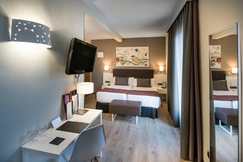 Hotel Catalonia Castellnou