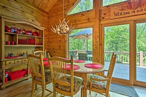 Deluxe Family Cabin With Game Room And Fire Pit!
