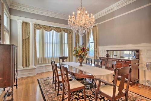 Exquisite Anderson Villa With Sunroom And Grill